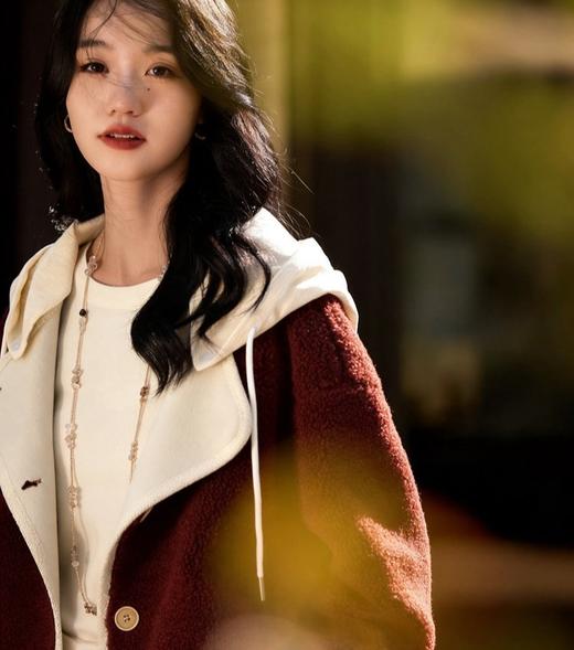 老米优品🎈24日开始发货！3-7天发货！《🍒车厘子红羊羔绒皮毛一体连帽外套》帽子可脱卸！外层高密度QQ小粒仿羊羔毛，绒朵细密蓬松度拉满，内里鹿皮绒，牢牢锁住热量！，可拆卸白帽撞色 商品图0