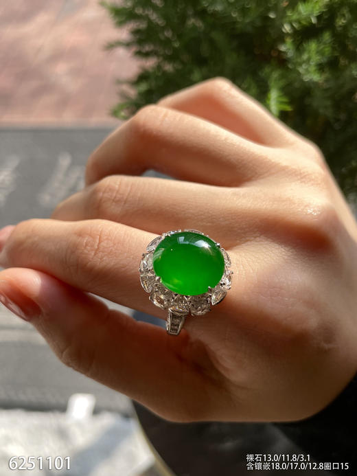 玻璃种艳绿蛋面戒指【6251101】具体价格微信咨询 商品图3