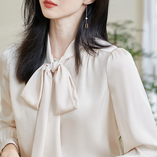 「通勤温柔感天花板」柔光缎面自带高级哑光感 藏肉显瘦不挑身形 米思阳2026春季新款法式气质蝴蝶结衬衫通勤飘带搭配宽松上衣0017 商品图4