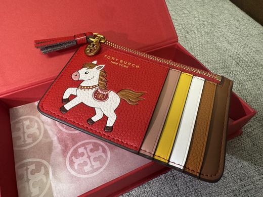 迎财神~Tory Burch 生肖小马卡包~ 马年一整年钱多多！一抹正红撞色萌趣小马，新年氛围感直接拉满～ 商品图2