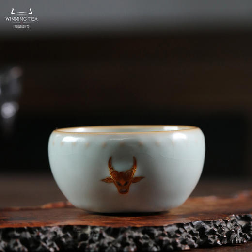 问鼎汝瓷天青牛首战鼓杯（红牛） 商品图0