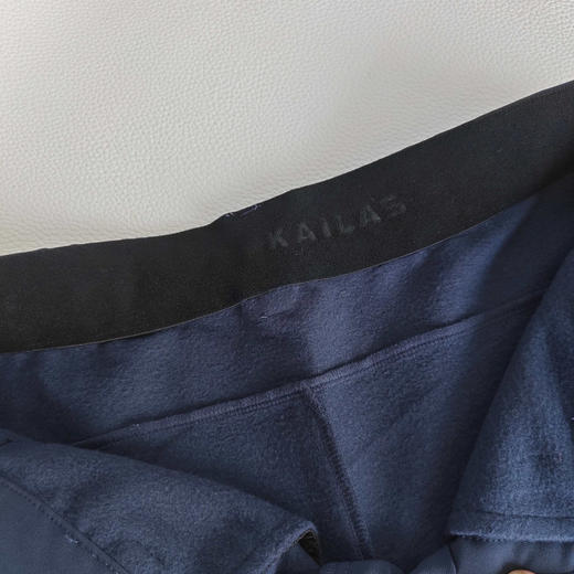 原单正品 KAILAS凯乐石裤秋冬软壳加绒休闲户外登山徒步长裤。四面弹 防水防风面料，内里加绒 手感柔软细腻，腰围带弹力 小直筒版型，商务通勤日常随意穿！
尺码：S～XXL 商品图5