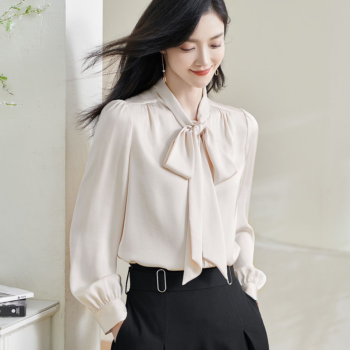 「通勤温柔感天花板」柔光缎面自带高级哑光感 藏肉显瘦不挑身形 米思阳2026春季新款法式气质蝴蝶结衬衫通勤飘带搭配宽松上衣0017