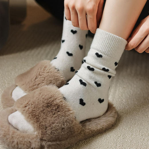 【治愈系爱心设计❗️柔软亲肤材质】灰色小爱心袜子女秋冬加厚保暖羊毛中筒袜韩系时尚安可拉红堆堆袜。jc 商品图1