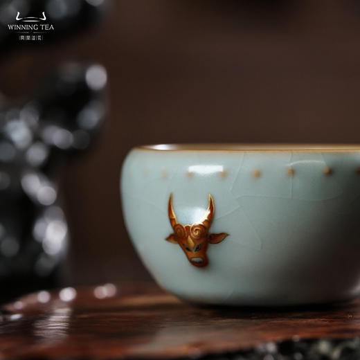 问鼎汝瓷天青牛首战鼓杯（红牛） 商品图1