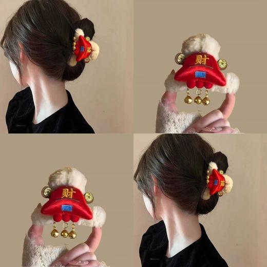 【新年戴财神抓夹❗️把财运焊在头上】春节新年红色财神帽抓夹女冬季毛绒鲨鱼夹大号发量多后脑勺盘发夹。jc 商品图0