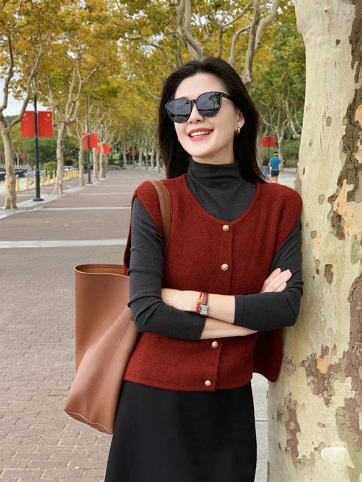 法式复古小金扣圆领针织马甲 宽松韩系百搭温柔显瘦秋冬叠穿毛衣 商品图7