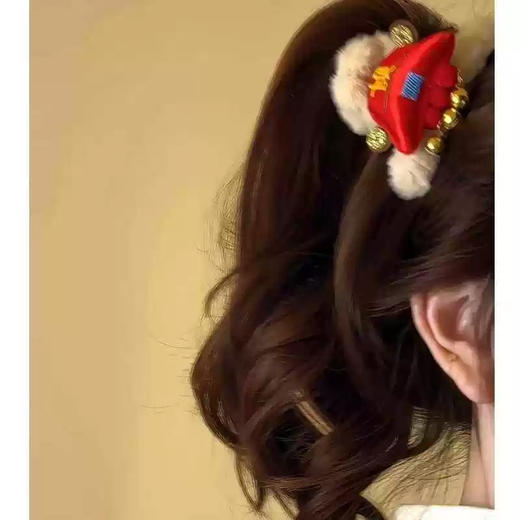 【新年戴财神抓夹❗️把财运焊在头上】春节新年红色财神帽抓夹女冬季毛绒鲨鱼夹大号发量多后脑勺盘发夹。jc 商品图1