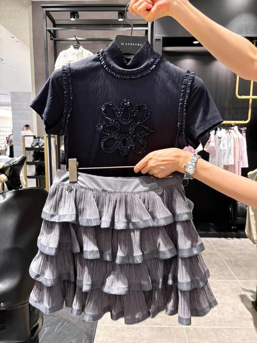 St家春夏新款女士立体花边LOGO短袖上衣来啦！渠道高品质❗️浪漫至极的单品！肩线后移设计，整个背都变薄了很多！立领领口不卡脖不露肉,  直筒大身合身但不会勒, 坑条针织面料弹力大, 非常细腻轻薄！ 商品图2