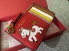 迎财神~Tory Burch 生肖小马卡包~ 马年一整年钱多多！一抹正红撞色萌趣小马，新年氛围感直接拉满～ 商品缩略图3