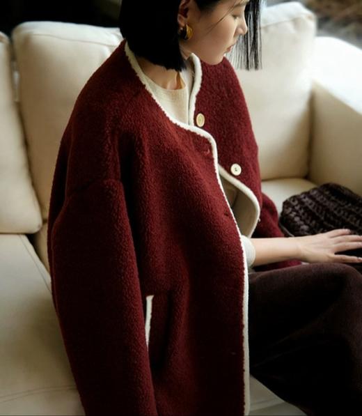 老米优品🎈24日开始发货！3-7天发货！《🍒车厘子红羊羔绒皮毛一体连帽外套》帽子可脱卸！外层高密度QQ小粒仿羊羔毛，绒朵细密蓬松度拉满，内里鹿皮绒，牢牢锁住热量！，可拆卸白帽撞色 商品图1