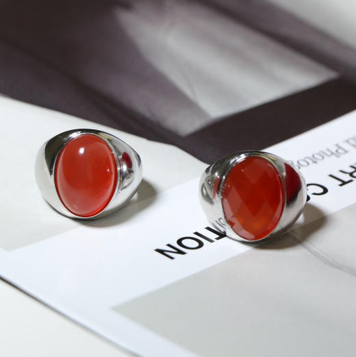 玛瑙戒指 戒圈很大虽然可以调 但依然不推荐瘦手的宝子入 最适合胖手手  天然色玛瑙 配件是合金不是纯银 这个应该不褪色 商品图0