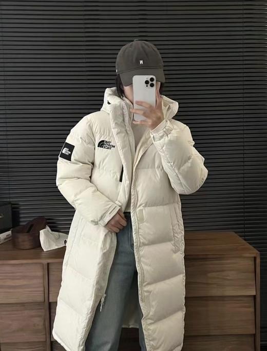 【体验无断层】TheNorthFace北面 长款印花系列  FW23/ 连帽羽绒服 国标90白鸭绒填充，保暖性能更出色，轻便不厚重  一件降温就拿出来的长款北面 冬日衣橱里的颜值担当 商品图2