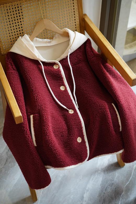 老米优品🎈24日开始发货！3-7天发货！《🍒车厘子红羊羔绒皮毛一体连帽外套》帽子可脱卸！外层高密度QQ小粒仿羊羔毛，绒朵细密蓬松度拉满，内里鹿皮绒，牢牢锁住热量！，可拆卸白帽撞色 商品图4