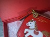 迎财神~Tory Burch 生肖小马卡包~ 马年一整年钱多多！一抹正红撞色萌趣小马，新年氛围感直接拉满～ 商品缩略图7