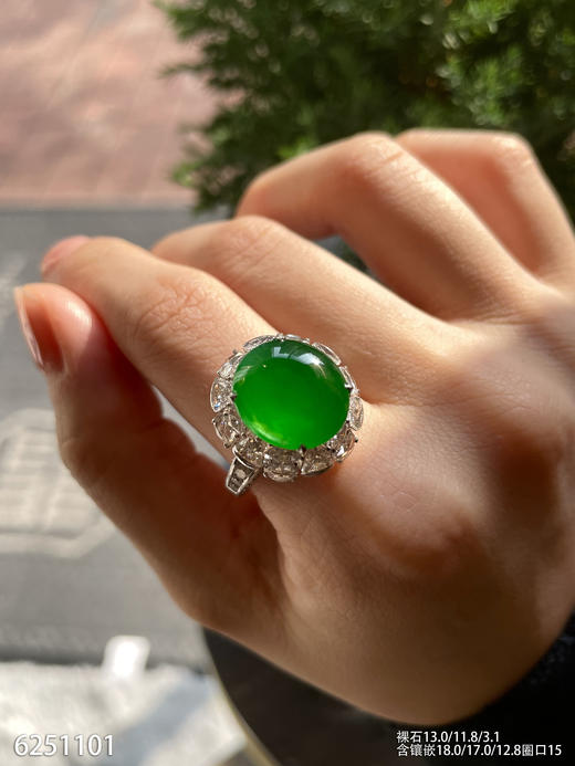 玻璃种艳绿蛋面戒指【6251101】具体价格微信咨询 商品图4