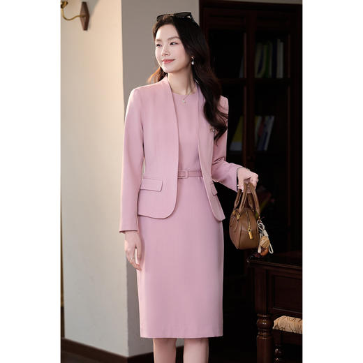 高智感藕粉套裙 沉静知性 显气色衬肤不挑人 完美适配职场专业感和女性温柔感 米思阳2026春季新款气质职业时尚套装收腰西服背心裙两件套女1135 商品图1
