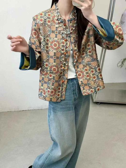 SC1A07 切蓝色外套【宋词】纹样还原南宋《营造法式》中的几何团花图案，立领盘扣保留了宋代服饰的雅致风骨，袖口采用撞色拼接，衣长为短款宽松，弱化了传统中式服装的厚重感，适配现代日常穿搭 商品图1