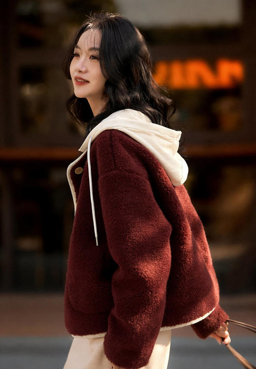 老米优品🎈24日开始发货！3-7天发货！《🍒车厘子红羊羔绒皮毛一体连帽外套》帽子可脱卸！外层高密度QQ小粒仿羊羔毛，绒朵细密蓬松度拉满，内里鹿皮绒，牢牢锁住热量！，可拆卸白帽撞色 商品图6