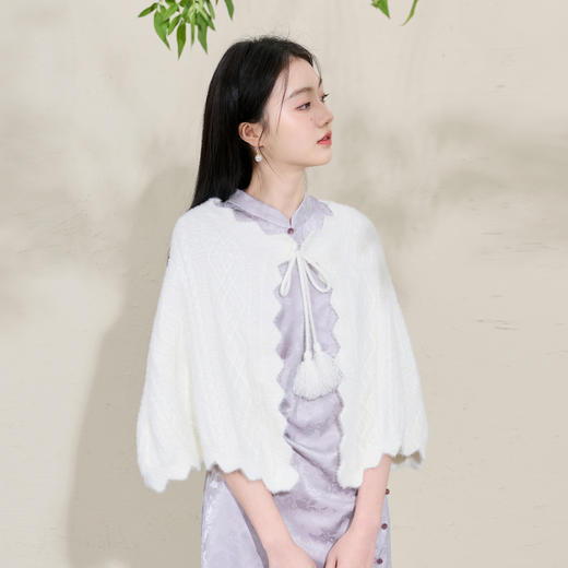 三彩2026新款奶白绒感肌理针织披肩外搭国风流苏氛围感约会宴会女 商品图3