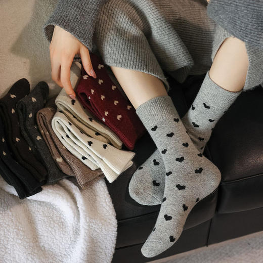 【治愈系爱心设计❗️柔软亲肤材质】灰色小爱心袜子女秋冬加厚保暖羊毛中筒袜韩系时尚安可拉红堆堆袜。jc 商品图0