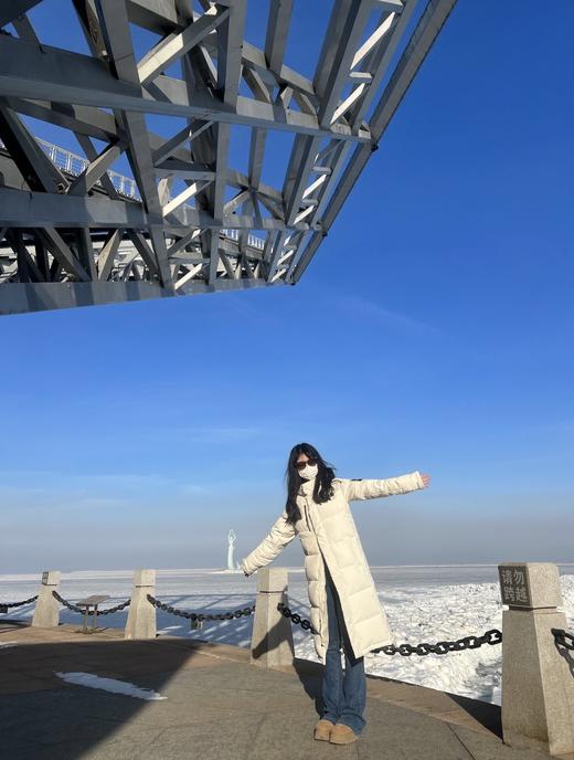 【体验无断层】TheNorthFace北面 长款印花系列  FW23/ 连帽羽绒服 国标90白鸭绒填充，保暖性能更出色，轻便不厚重  一件降温就拿出来的长款北面 冬日衣橱里的颜值担当 商品图3