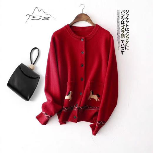 「自」全新升级【铂金会员330/天猫449/差价119】(23012)洛诗琳新年红色纯羊毛衫2026新款可爱小马提花刺绣针织外套 商品图0