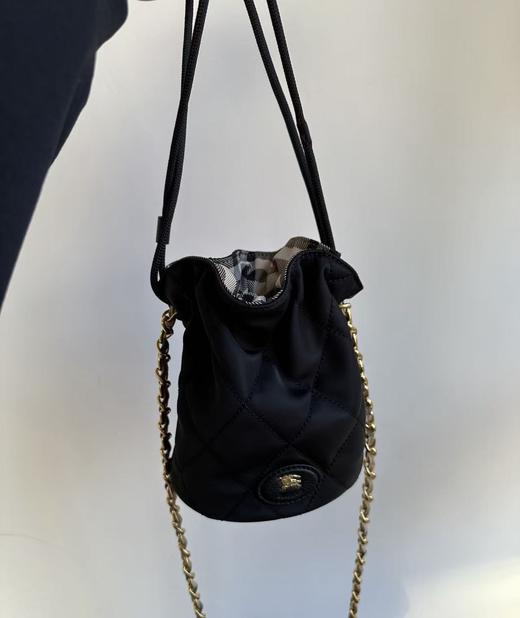 巴宝莉 新款双面小水桶 Horseshoe 收纳袋（LZ ） 商品图6