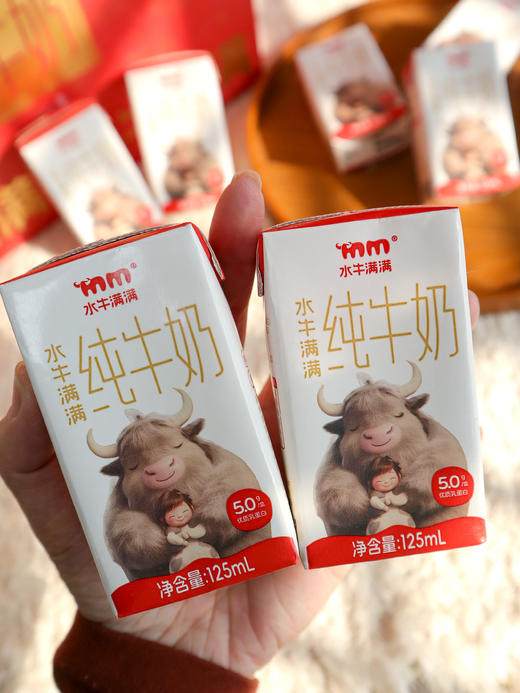 水牛满满5.0水牛纯牛奶」珍贵的娟姗牛奶奶源+槟榔江水牛奶源 高钙高蛋白，温和易吸收，吃菠萝和甘蔗的水牛产的奶，自然甘甜，口感醇厚,就像融化的冰淇淋。 商品图2