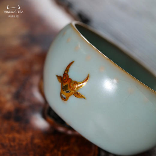 问鼎汝瓷天青牛首战鼓杯（红牛） 商品图2