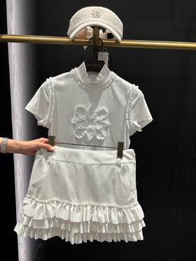 St家春夏新款女士立体花边LOGO短袖上衣来啦！渠道高品质❗️浪漫至极的单品！肩线后移设计，整个背都变薄了很多！立领领口不卡脖不露肉,  直筒大身合身但不会勒, 坑条针织面料弹力大, 非常细腻轻薄！