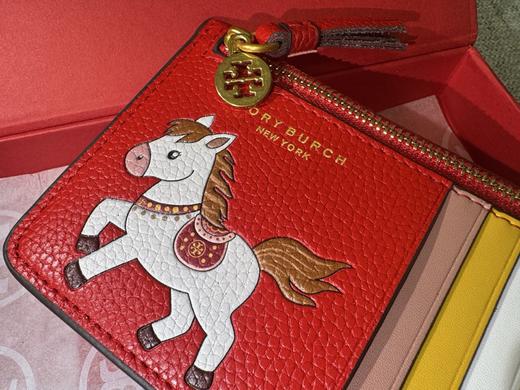 迎财神~Tory Burch 生肖小马卡包~ 马年一整年钱多多！一抹正红撞色萌趣小马，新年氛围感直接拉满～ 商品图5