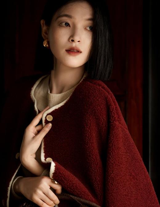 老米优品🎈24日开始发货！3-7天发货！《🍒车厘子红羊羔绒皮毛一体连帽外套》帽子可脱卸！外层高密度QQ小粒仿羊羔毛，绒朵细密蓬松度拉满，内里鹿皮绒，牢牢锁住热量！，可拆卸白帽撞色 商品图2