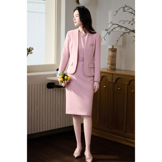 高智感藕粉套裙 沉静知性 显气色衬肤不挑人 完美适配职场专业感和女性温柔感 米思阳2026春季新款气质职业时尚套装收腰西服背心裙两件套女1135 商品图4