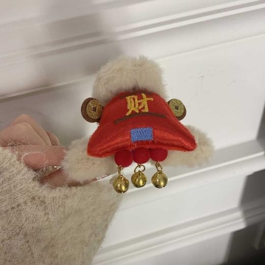 【新年戴财神抓夹❗️把财运焊在头上】春节新年红色财神帽抓夹女冬季毛绒鲨鱼夹大号发量多后脑勺盘发夹。jc 商品图2