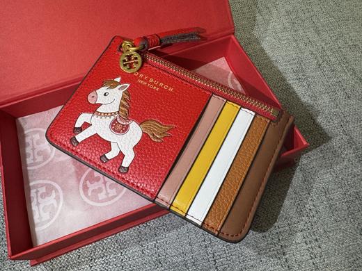 迎财神~Tory Burch 生肖小马卡包~ 马年一整年钱多多！一抹正红撞色萌趣小马，新年氛围感直接拉满～ 商品图4