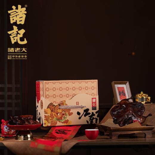 年夜饭---【江南福礼酱鸭礼盒】鸭肉在酱汁中缓慢吸收，呈现出深褐色的光泽，味道则是甜中带咸，香中有辣，层次丰富。鸭皮油亮入味，鸭肉酥烂不柴 商品图1
