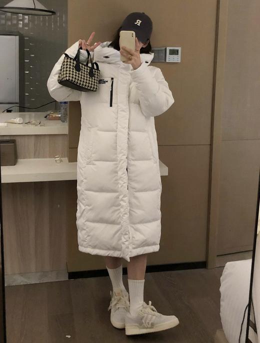 【体验无断层】TheNorthFace北面 长款印花系列  FW23/ 连帽羽绒服 国标90白鸭绒填充，保暖性能更出色，轻便不厚重  一件降温就拿出来的长款北面 冬日衣橱里的颜值担当 商品图4