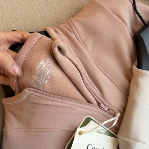 【年底亏清！】Coco Aaliyah瑜伽风半拉链轻暖加绒衣 10A抑菌 考拉绒/莱赛尔/桑蚕丝/羊绒等混纺 柔软细腻亲肤锁温 弹力大修身显瘦 一衣多穿可内搭可外穿 不挑年龄百搭时尚 商品图3