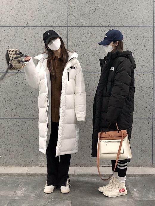 【体验无断层】TheNorthFace北面 长款印花系列  FW23/ 连帽羽绒服 国标90白鸭绒填充，保暖性能更出色，轻便不厚重  一件降温就拿出来的长款北面 冬日衣橱里的颜值担当 商品图0