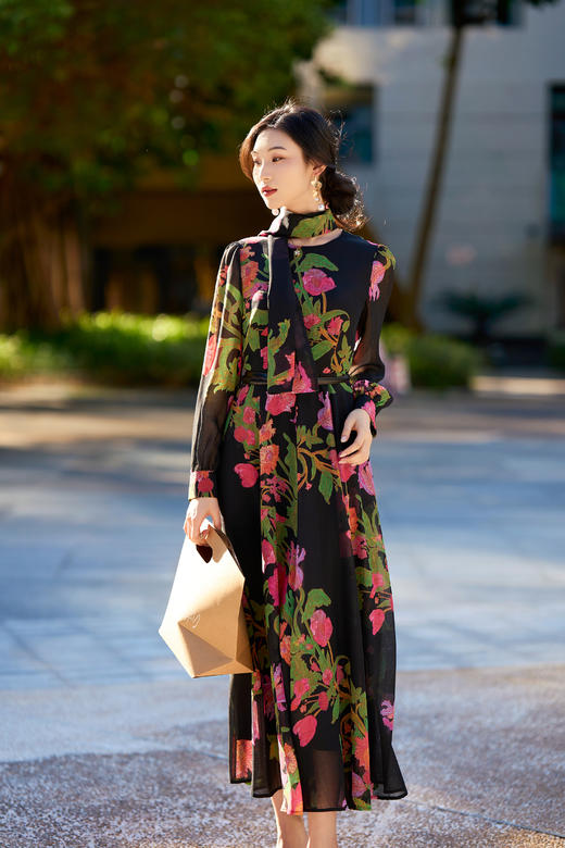 SC1S08_庭芜绿色_连衣裙_春季_立领围脖式长袖收腰系带_高级女装_BERNIEELEN 伯妮斯茵 商品图5