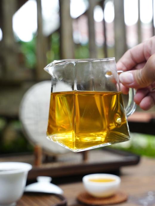 【台商定制甲级班章青饼】2016年春茶纯干仓中期茶，茶气足，老茶客佳选！十年前的价格纯分享，喜欢老茶的必入357克/饼，七饼/提 商品图5