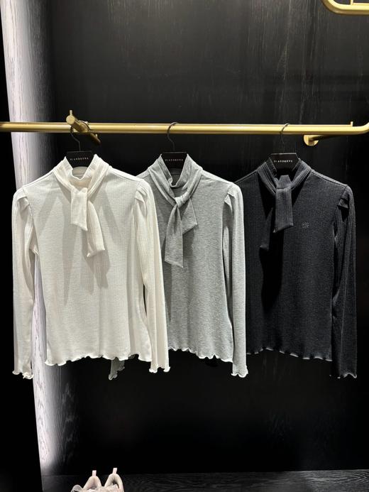 St家女士新款飘带立领上衣来啦！本季最新主打款❗️闭眼入不会错哈。这种干净又不失亮点的外穿打底衫,  日常搭配轻松无难度哦！黑白灰三色不分伯仲！怎么穿都是清新自然又好看！ 商品图3