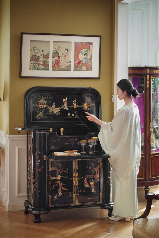 【已售】独角鹿西洋古董20世纪中国出品宅邸仕女主题百宝嵌装饰花卉卷叶纹木胎黑地描金及彩漆边柜 商品图1