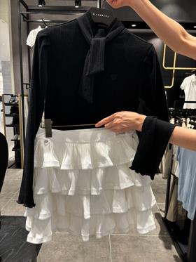 St家女士新款飘带立领上衣来啦！本季最新主打款❗️闭眼入不会错哈。这种干净又不失亮点的外穿打底衫,  日常搭配轻松无难度哦！黑白灰三色不分伯仲！怎么穿都是清新自然又好看！