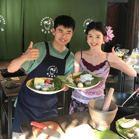 云南｜版纳半日饮食文化体验，学傣味、逛菜场、讲述雨林故事，位于西双版纳景洪市曼贺纳古寨的惊喜体验，学习采摘香料植物、体验烹饪课程，亲手制作品尝传统的傣味美食！五一端午路线提前预定！