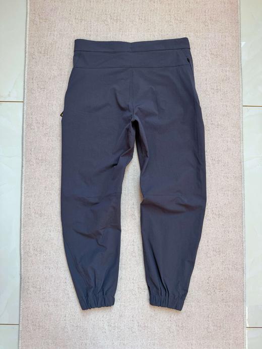 纯色Logo标识软壳松紧腰压胶束脚运动长裤 男款采用耐磨材料 商品图4