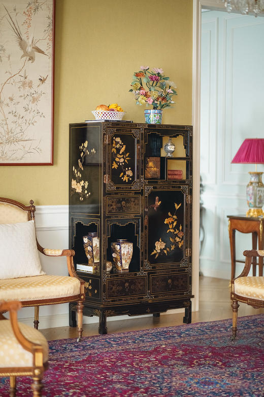 独角鹿西洋古董20世纪中期中国出品梅花对鸟主题百宝嵌装饰回字纹木胎黑漆描金螺钿镶嵌多宝阁式展柜 商品图2