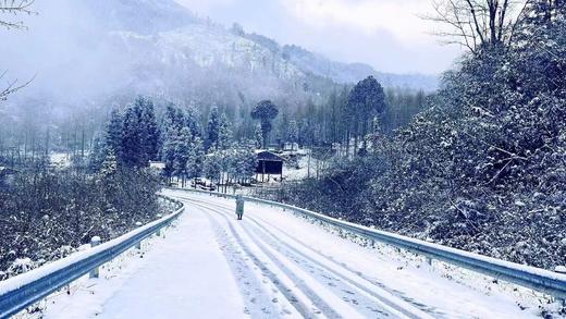 2天1夜，随《人民日报》一起体验雪山下的中国年！到崇州琉璃坝格兰坪过周末~徒步、玩雪、刨猪宴、劈柴生火、篝火仪式……这是通往山野的任意门！无需行李，自驾直达 商品图7