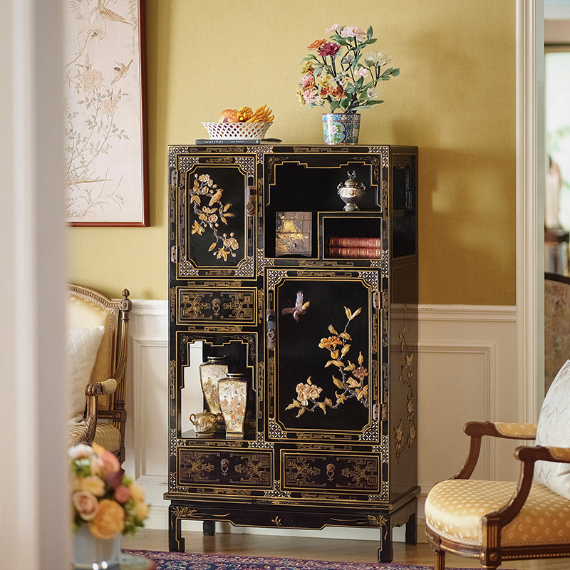 独角鹿西洋古董20世纪中期中国出品梅花对鸟主题百宝嵌装饰回字纹木胎黑漆描金螺钿镶嵌多宝阁式展柜